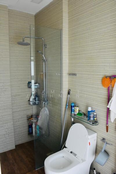 Landed with 6 bedroom 6 attached toilet for rent semi-d with parking, Jalan ismail, 6 Bedrooms, 4,000 sqft, Semi-Detached House For Rent, by Kamani Jethnani, 60217618 - Bathroom - PropertyGuru.com.sg
