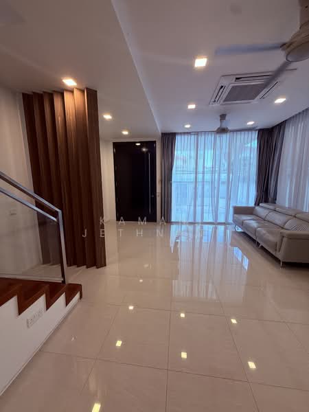 Landed with 6 bedroom 6 attached toilet for rent semi-d with parking, Jalan ismail, 6 Bedrooms, 4,000 sqft, Semi-Detached House For Rent, by Kamani Jethnani, 60217618 - Living Room - PropertyGuru.com.sg