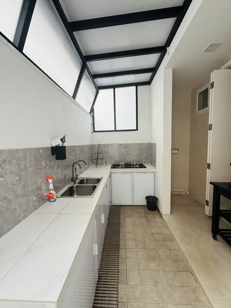 Landed with 6 bedroom 6 attached toilet for rent semi-d with parking, Jalan ismail, 6 Bedrooms, 4,000 sqft, Semi-Detached House For Rent, by Kamani Jethnani, 60217618 - Kitchen - PropertyGuru.com.sg