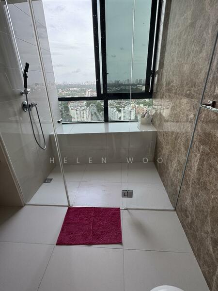 Master en-suite bathroom
