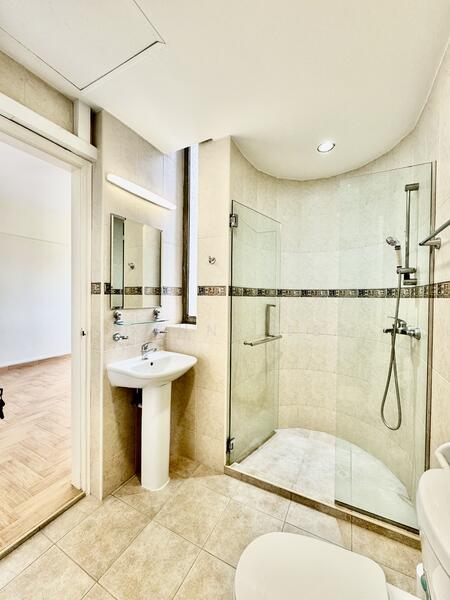 Common bathroom (Jack & Jill)