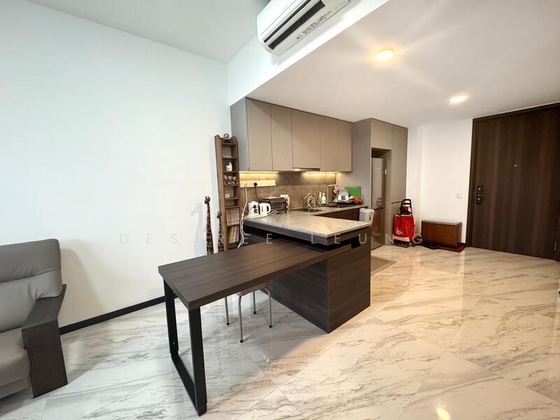 Retractable dining table 