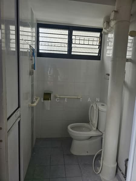 585 Ang Mo Kio Avenue 3 HDB Flat For Sale at S$ 438,000 | PropertyGuru Singapore - Bathroom