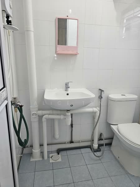 585 Ang Mo Kio Avenue 3 HDB Flat For Sale at S$ 438,000 | PropertyGuru Singapore - Bathroom