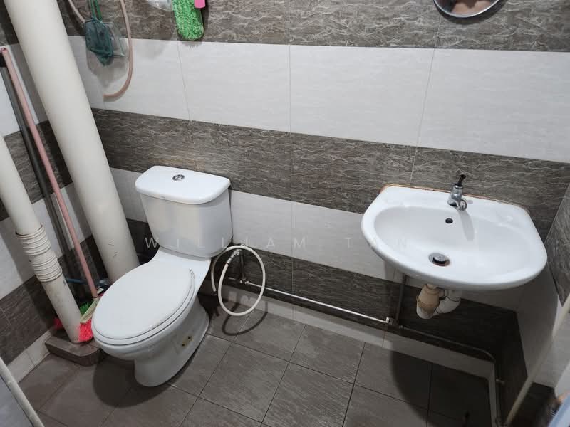 419 Tampines Street 41, , 1,970 sqft, Shop / Shophouse For Sale, by William Tan, 60219523 - Bathroom - CommercialGuru.com.sg