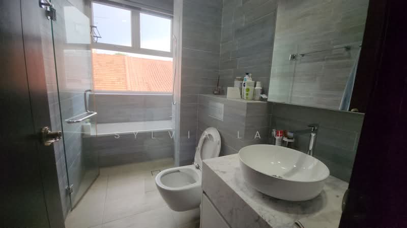 Beautiful 3.5Sty Semi-D With Lift & Pool @ East Coast/Frankel Locale, East Coast Road, Siglap, Frankel, 7 Bedrooms, 7,100 sqft, Semi-Detached House For Sale, by Sylvia Lau, 60219582 - Bathroom - PropertyGuru.com.sg