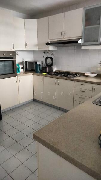 Spacious U Shap Kitchen