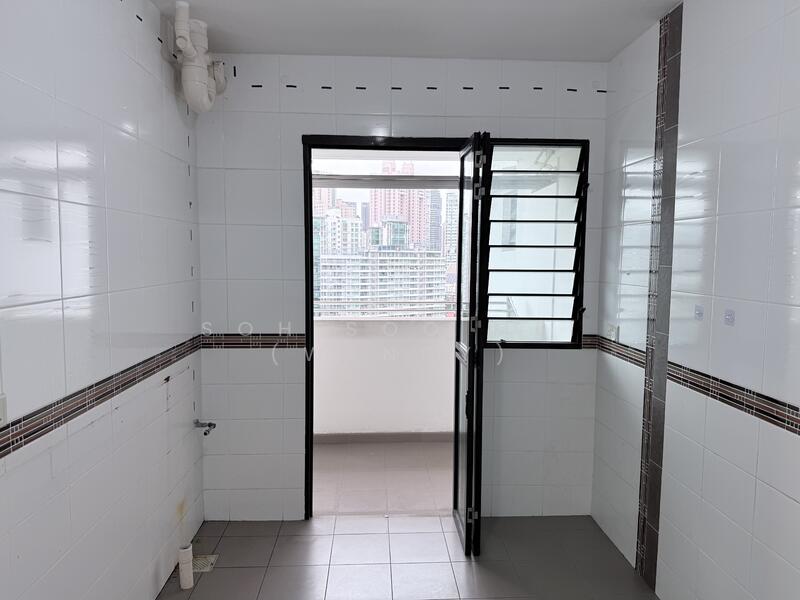 Kitchen & Service Yard