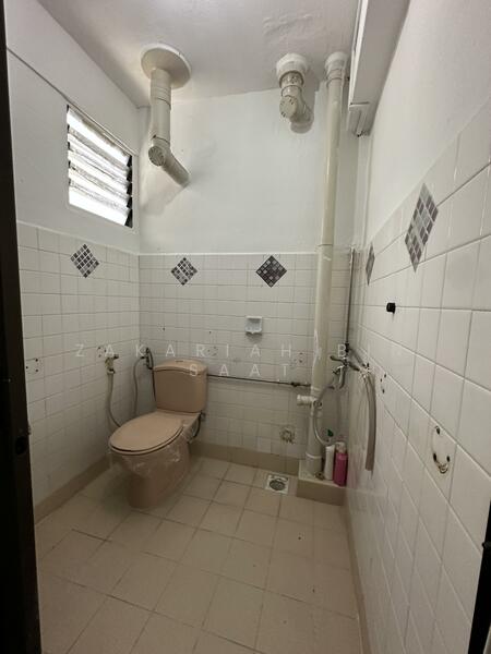 Master bedroom ensuite toilet 