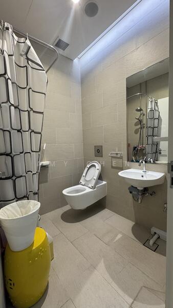 Raffles Place Office, 20 Cecil Street, 1,500 sqft, Office For Rent, by Amy Chen, 60220634 - Bathroom - CommercialGuru.com.sg