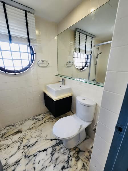 Delfi Orchard, 402 Orchard Road, 2 Bedrooms, 1,270 sqft, Apartment For Rent, by Jon Lim, 60221443 - Bathroom - PropertyGuru.com.sg