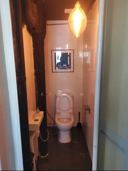 82 Commonwealth Close HDB Flat For Sale at S$ 400,000 | PropertyGuru Singapore - Bathroom