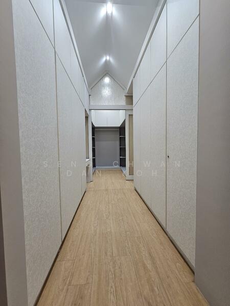 Master Bedroom Walk-in Wardrobe