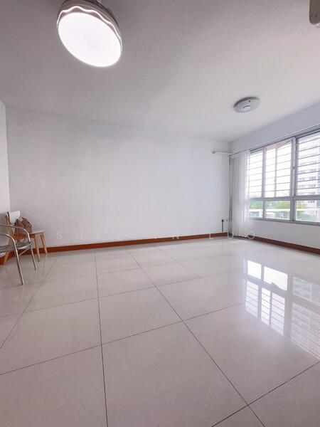 Quiet Spacious vacant Living Room