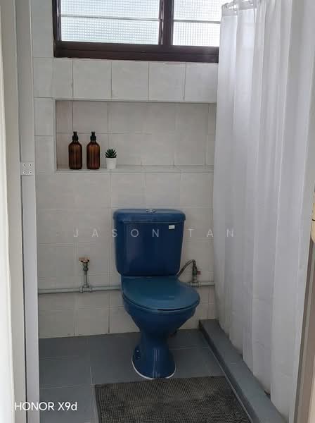 724 Woodlands Avenue 6 HDB Flat For Sale at S$ 600,000 | PropertyGuru Singapore - Declutterred master toilet 
