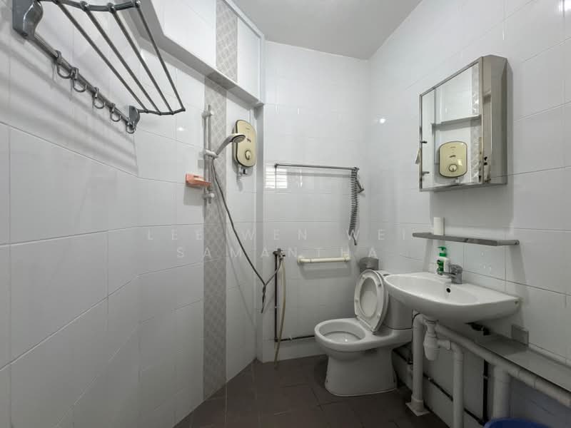 101 Bukit Batok West Avenue 6, 101 Bukit Batok West Avenue 6, 3 Bedrooms, 1,442 sqft, HDB Flat For Sale, by Lee Wen Wei Samantha, 60221908 - Bathroom - PropertyGuru.com.sg