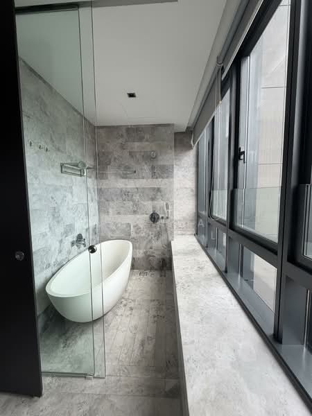 OUE Twin Peaks Condominium For Sale at S$ 3,650,000 | PropertyGuru Singapore - Bathroom