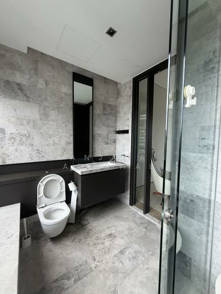 OUE Twin Peaks Condominium For Sale at S$ 3,650,000 | PropertyGuru Singapore - Bathroom