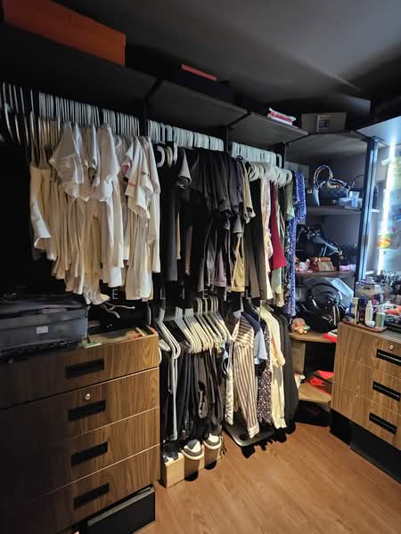 One Eighties Residences, 186 Joo Chiat Terrace, 3 Bedrooms, 1,129 sqft, Apartment For Rent, by Leslie Lau, 60222170 - Walk in wardrobe - PropertyGuru.com.sg