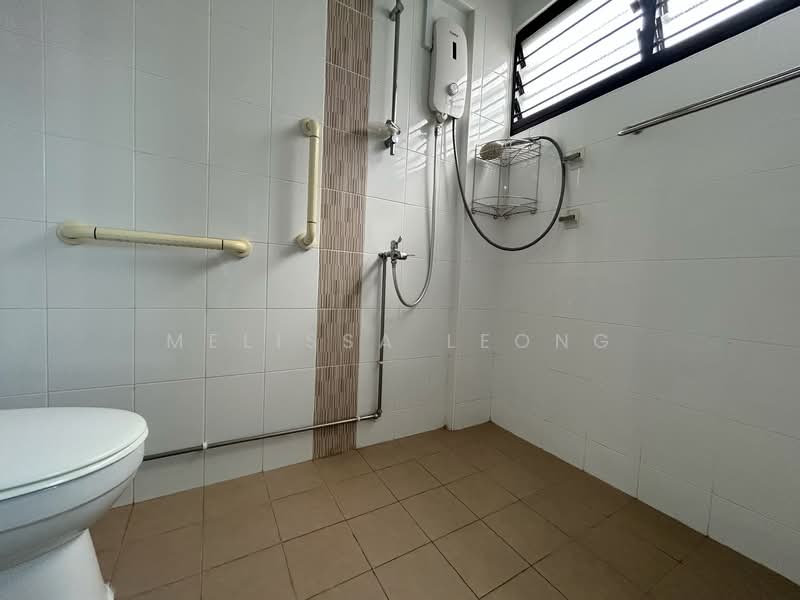 206 Bukit Batok Street 21 HDB Flat For Sale at S$ 558,000 | PropertyGuru Singapore - Common Bathroom