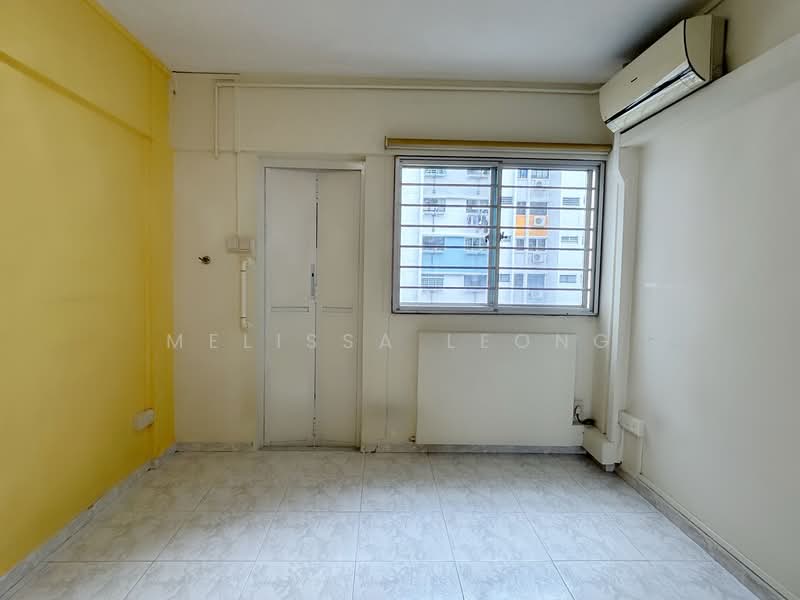 206 Bukit Batok Street 21 HDB Flat For Sale at S$ 558,000 | PropertyGuru Singapore - Master Bedroom with Attached Bathroom 