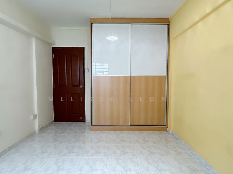 206 Bukit Batok Street 21 HDB Flat For Sale at S$ 558,000 | PropertyGuru Singapore - Master Bedroom