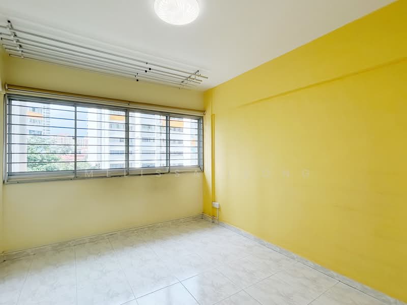 206 Bukit Batok Street 21 HDB Flat For Sale at S$ 558,000 | PropertyGuru Singapore - Common Bedroom 