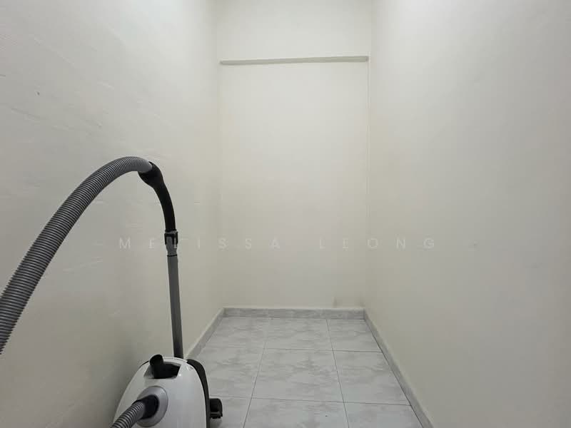 206 Bukit Batok Street 21 HDB Flat For Sale at S$ 558,000 | PropertyGuru Singapore - Store Room