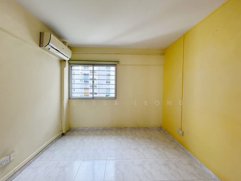 206 Bukit Batok Street 21 HDB Flat For Sale at S$ 558,000 | PropertyGuru Singapore - Common Bedroom 