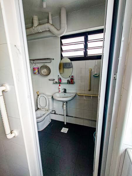 294 Tampines Street 22 HDB Flat For Sale at S$ 680,000 | PropertyGuru Singapore - Common Bathroom 