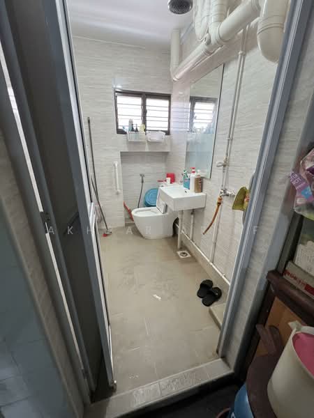 703 Choa Chu Kang Street 53, 703 Choa Chu Kang Street 53, 3 Bedrooms, 1,173 sqft, HDB Flat For Sale, by Akhbar Ariff, 60223066 - Bathroom - PropertyGuru.com.sg