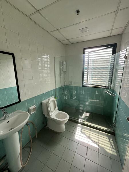 Toh Guan Centre, 21 Toh Guan Road East, 1,895 sqft, Factory / Workshop (B2) For Sale, by Kerri Koh Li Ping, 60223283 - Bathroom - CommercialGuru.com.sg
