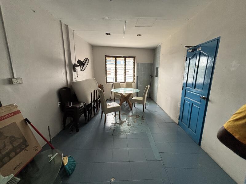For Rent - 3 Bedrooms Residential Unit for Rent Above Shophouse @ Geylang