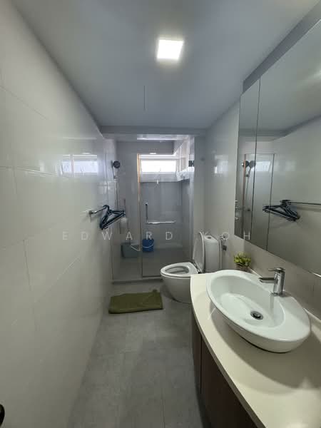 Bukit View, 144 Upper Bukit Timah Road, 2 Bedrooms, 1,000 sqft, Condominium For Rent, by Edward Koh, 60223348 - Bathroom - PropertyGuru.com.sg