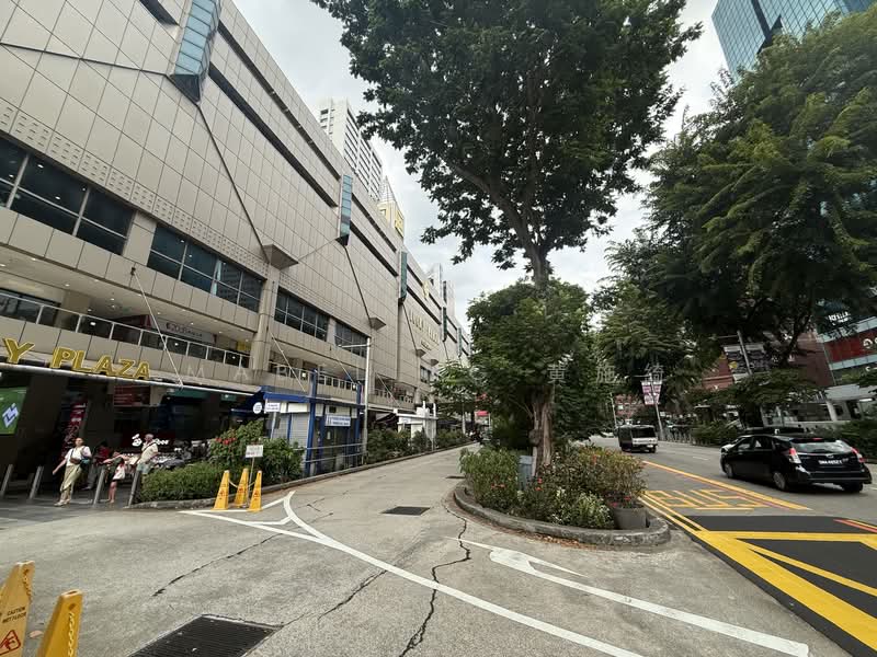 Lucky Plaza, 304 Orchard Road, 388 sqft, Mall Shop For Sale, by Mabel Ng 黄施綺, 60223642 - Exterior - CommercialGuru.com.sg