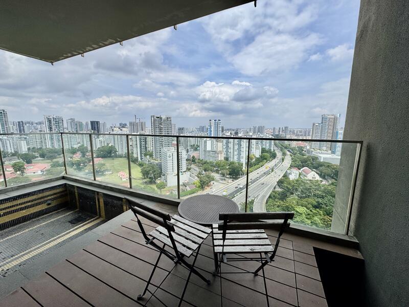 Balcony with Bathtub