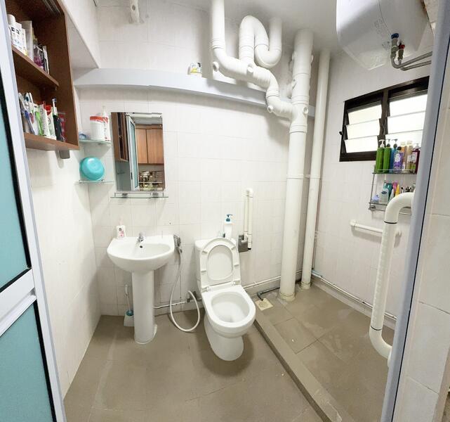 967 Hougang Avenue 9 HDB Flat For Sale at S$ 900,000 | PropertyGuru Singapore - Common bath