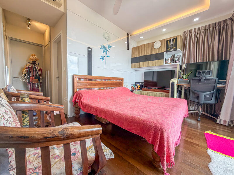 Master Bedroom (2nd Floor)