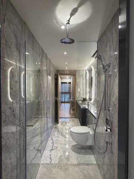 105 Shrewsbury Road Terraced House For Sale at S$ 7,880,000 | PropertyGuru Singapore - Master Bathroom (All Round Access)