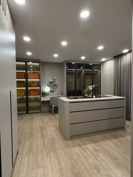 105 Shrewsbury Road Terraced House For Sale at S$ 7,880,000 | PropertyGuru Singapore - Walk-in Closet