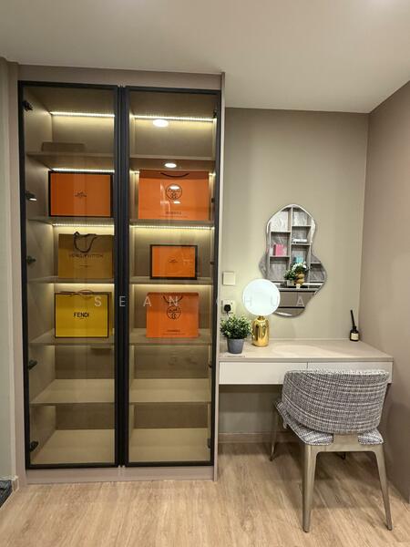 105 Shrewsbury Road Terraced House For Sale at S$ 7,880,000 | PropertyGuru Singapore - Vanity and Walk-in Closet