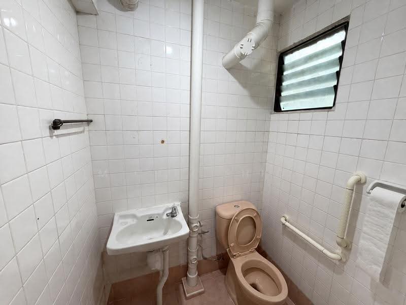 427 Ang Mo Kio Avenue 3, 427 Ang Mo Kio Avenue 3, Ang Mo Kio / Bishan / Thomson, 3 Bedrooms, 990 sqft, HDB Flat For Sale, by Lim Chee Shiong, 60224499 - Bathroom - PropertyGuru.com.sg
