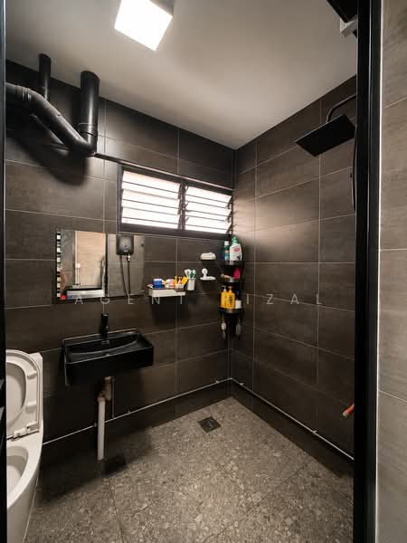 143 Tampines Street 12, 143 Tampines Street 12, 3 Bedrooms, 1,443 sqft, HDB Flat For Sale, by Agent Rizal, 60224588 - Bathroom - PropertyGuru.com.sg