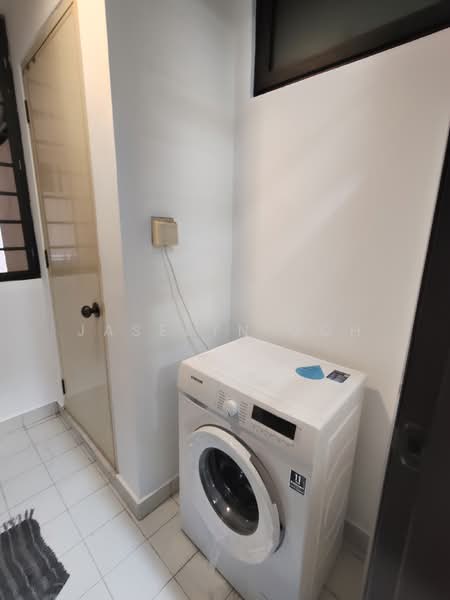 Seasons View, 5 Pemimpin Drive, 2 Bedrooms, 969 sqft, Condominium For Sale, by Jaselyn Goh, 60224614 - Backyard / Washer - PropertyGuru.com.sg