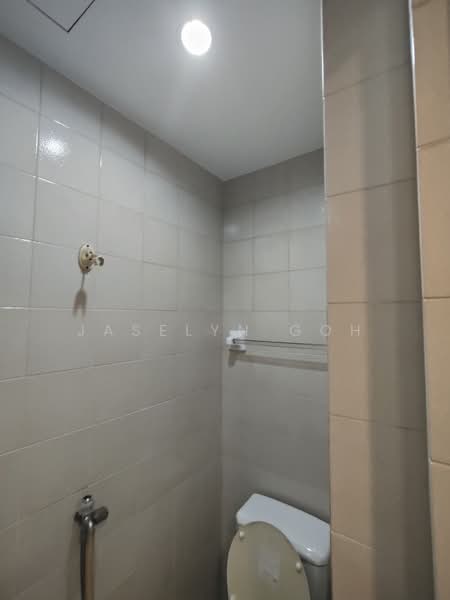 Seasons View, 5 Pemimpin Drive, 2 Bedrooms, 969 sqft, Condominium For Sale, by Jaselyn Goh, 60224614 - Behind Kitchen /.Utility Bathroom - PropertyGuru.com.sg