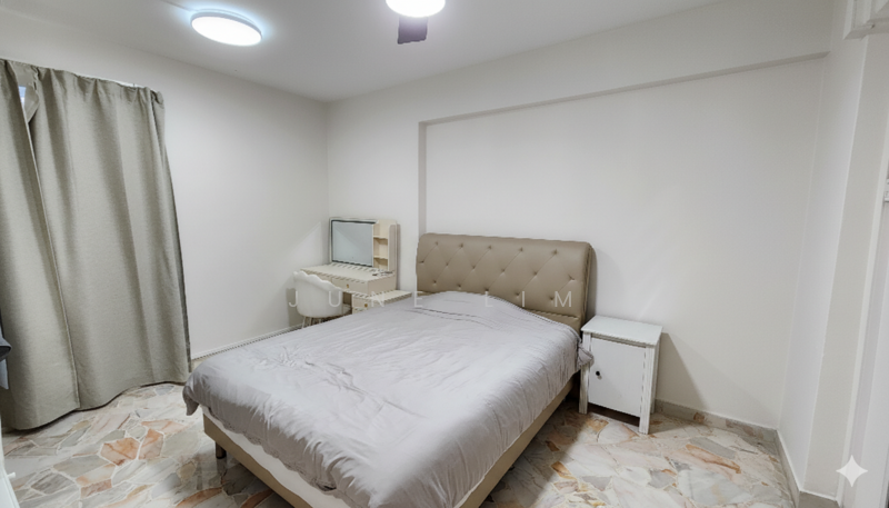 Lorong 8 Toa payoh HDB Flat For Sale at S$ 718,000 | PropertyGuru Singapore - Master Bedroom