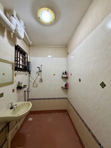 653B Jurong West Street 61, 653B Jurong West Street 61, 3 Bedrooms, 1,184 sqft, HDB Flat For Sale, by Rony Ng, 60225715 - Bathroom - PropertyGuru.com.sg