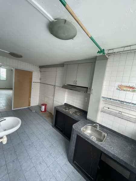 642 Hougang Avenue 8 HDB Flat For Sale at S$ 468,000 | PropertyGuru Singapore - Kitchen