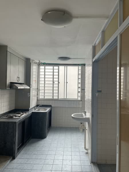 642 Hougang Avenue 8 HDB Flat For Sale at S$ 468,000 | PropertyGuru Singapore - Kitchen