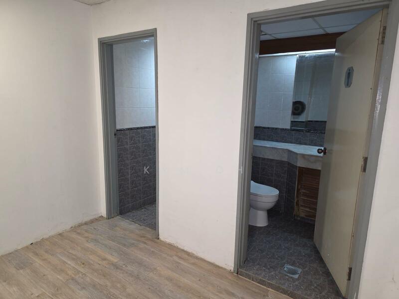 Lhk3 Building, 8 New Industrial Road, 4,004 sqft, Light Industrial (B1) For Rent, by Kym Oh, 60226569 - Bathroom - CommercialGuru.com.sg
